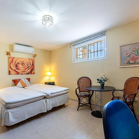 Hostel Getaway In Roca Estepona