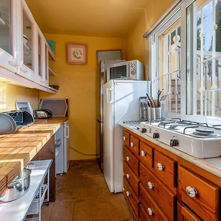 Hostel Getaway In Roca Estepona