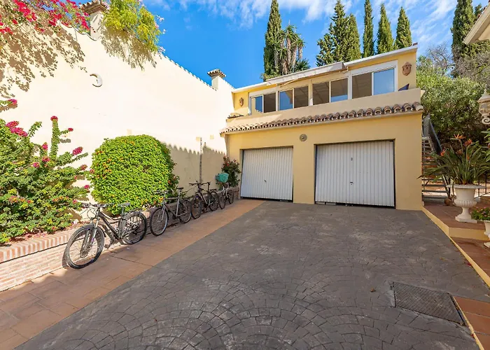 Hostel Getaway In Roca Estepona