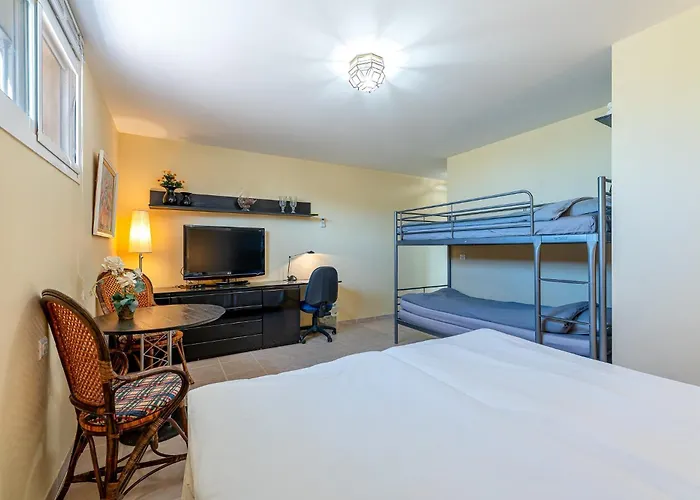 Hostel Getaway In Roca Estepona